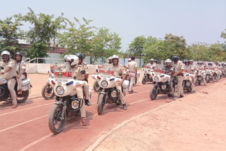 नवादा में बकरीद पर पुलिस का फ्लैग मार्च, असामाजिक तत्वों पर रहेगी पैनी नजर
