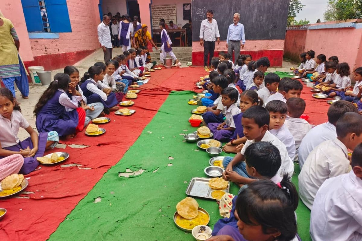 सेवानिवृत्ति से पहले प्रधानाध्यापक नूर आलम को अनोखा सम्मान; जमनीगुरी स्कूल में 'तिथि भोजन' बना भावनाओं का उत्सव
