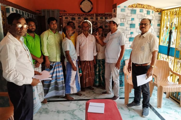 ठाकुरगंज में किसान रजिस्ट्रेशन अभियान तेज; अंचलाधिकारी और प्रखंड कृषि पदाधिकारी ने केंद्रों का किया औचक निरीक्षण