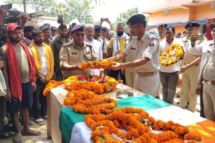 Siwan News : गार्ड ऑफ ऑनर के साथ हुआ दरोगा रवि शरण राम का अंतिम संस्कार