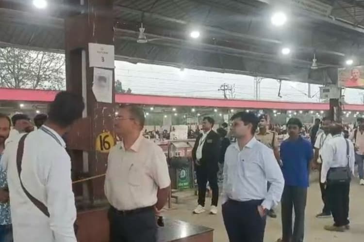 दानापुर स्टेशन पर मेगा टिकट चेकिंग अभियान, 1015 से अधिक बिना टिकट यात्री पकड़े गए, रेलवे ने वसूला लाखों का जुर्माना