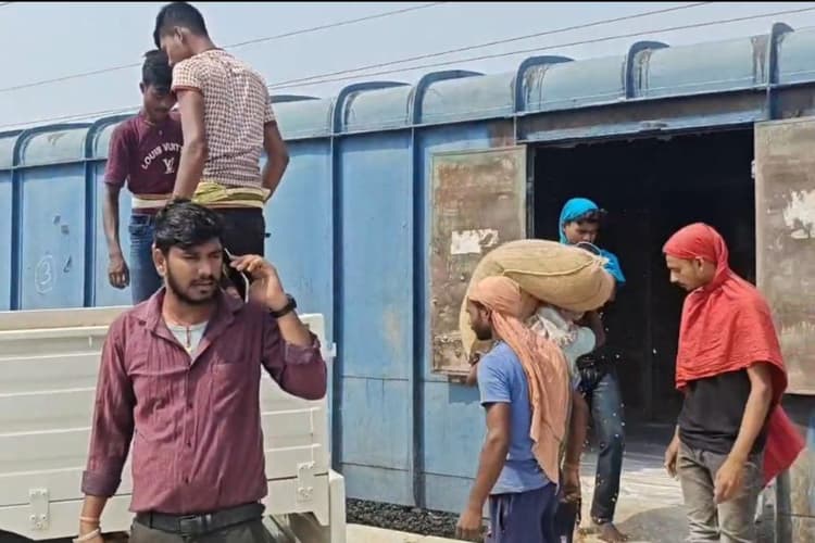 बेगूसराय सलौना स्टेशन रैक पॉइंट पर 5 साल बाद फिर शुरू हुई मक्का लोडिंग, किसानों में खुशी की लहर