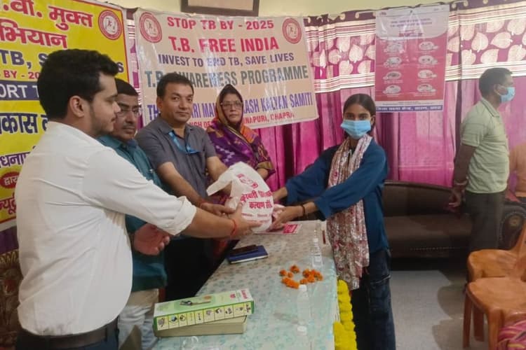 छपरा में ठाकुरबाड़ी महिला विकास कल्याण समिति बनी टीबी मरीजों के लिए देवदूत, पौष्टिक आहार वितरण और स्वास्थ्य जांच शिविर आयोजित किया