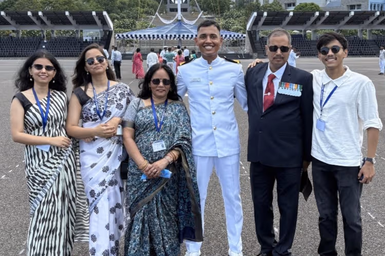 सीवान के लाल ने बढ़ाया मान, रजनीश कुमार सिंह भारतीय नौसेना में बने सब लेफ्टिनेंट