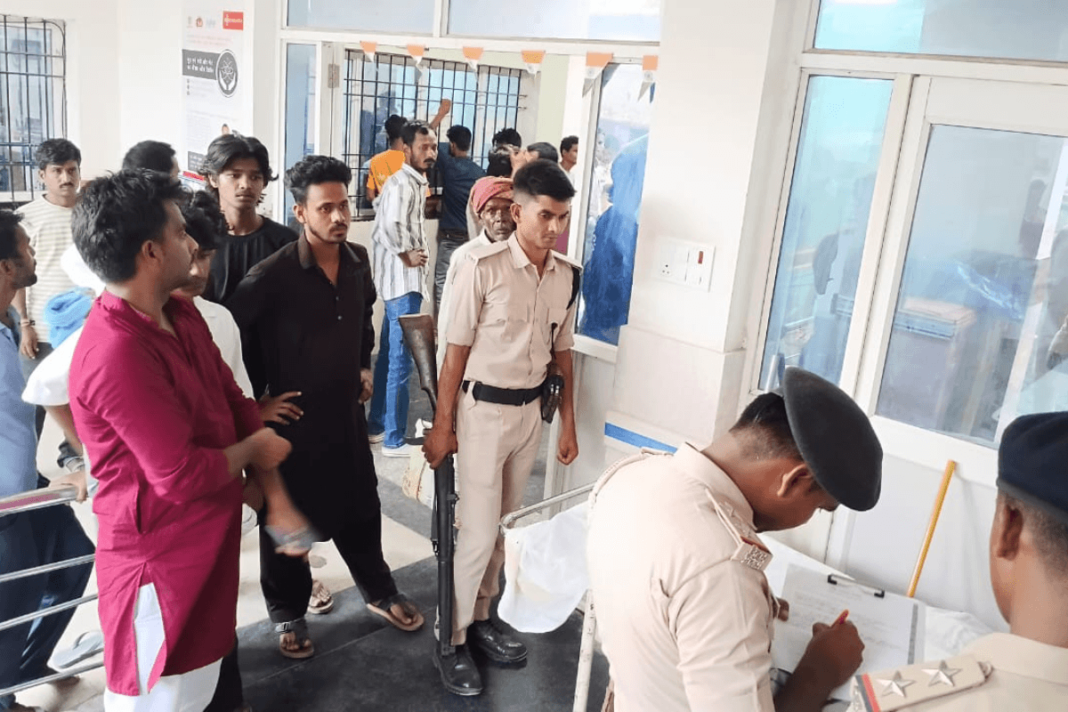 सीवान में भीषण सड़क हादसा: दुबई जाने वाले दोस्त को स्टेशन छोड़ लौट रहे दो युवकों को कार ने रौंदा, दोनों की मौत
