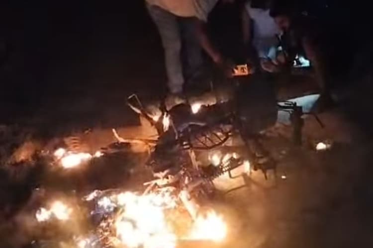 कैमूर में सड़क किनारे धू-धू कर जली लावारिस बाइक, इलाके में फैली सनसनी; पुलिस जांच में जुटी