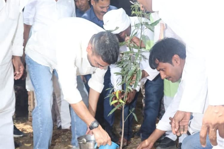 बक्सर में मंत्री दीपक प्रकाश ने पंकज कुशवाहा के पिता को दी श्रद्धांजलि, वृक्षारोपण कर लोगों को किया जागरूक