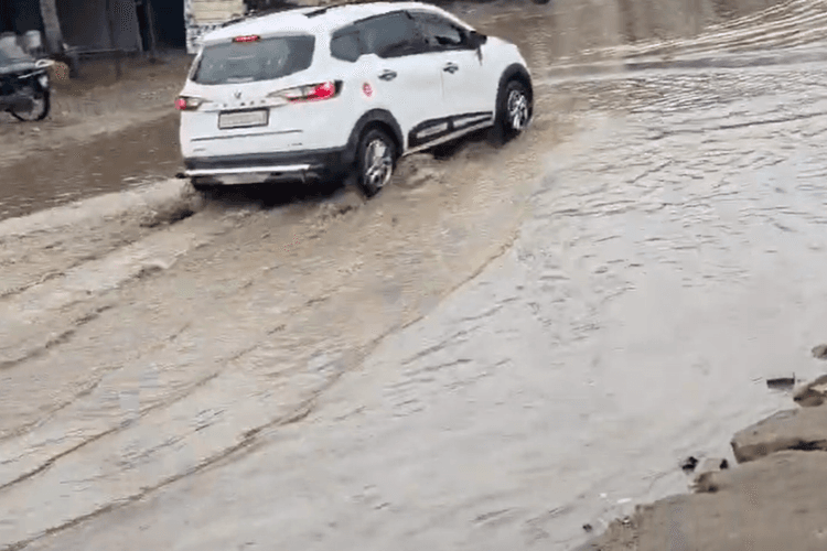 नवादा में आफत की बारिश: सिरदला बस स्टैंड बना तालाब, NH-20 की लापरवाही से 4 साल से नारकीय स्थिति, दुकानदार बेहाल
