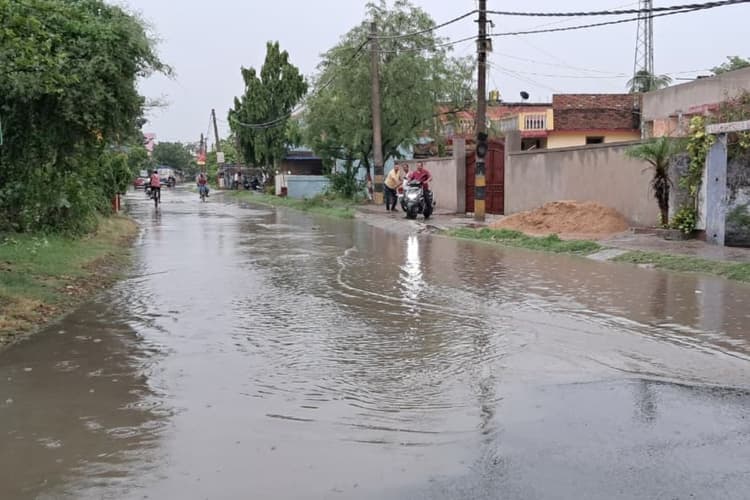 जलनिकासी व्यवस्था फेल, तरैया बाजार में लोगों को आवागमन में परेशानी