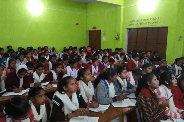 पीएम श्री का तमगा, पर हालात बदहाल: रोहतास के इस स्कूल में 8 कमरों में ठूंसकर पढ़ रहीं 1500 छात्राएं
