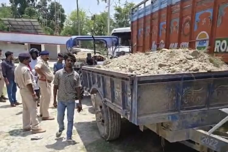 सड़क किनारे अवैध मिट्टी डंपिंग पर प्रशासन का शिकंजा, कारोबारियों में हड़कंप