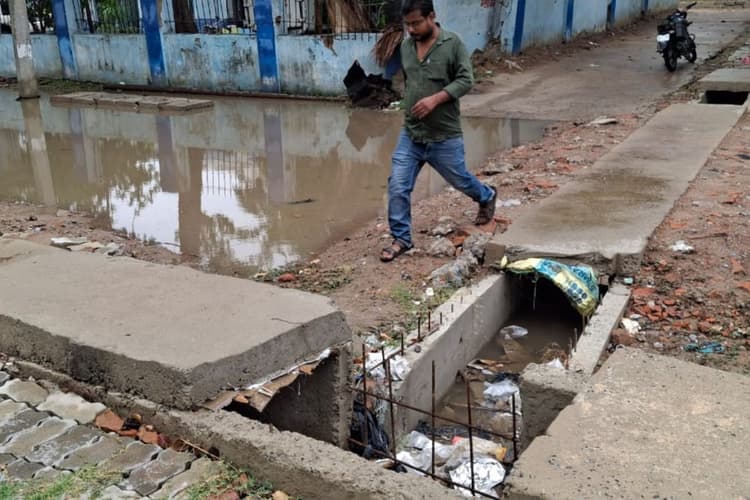 सदर अस्पताल परिसर में जलजमाव से मरीजों की बढ़ी परेशानी, संक्रमण फैलने की आशंका बढ़ी