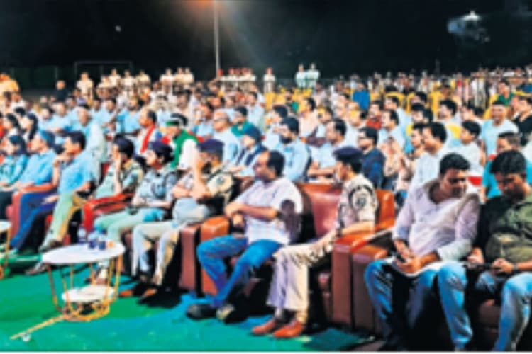 कैमूर में ‘अपराजिता सम्मान’ से ट्रांसजेंडर समुदाय को मिला सम्मान, मंच पर दिखा आत्मविश्वास