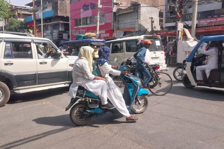 गर्मी का कहर: प्रशासन ने दी चेतावनी, लंबी यात्रा में सतर्कता और विश्राम जरूरी