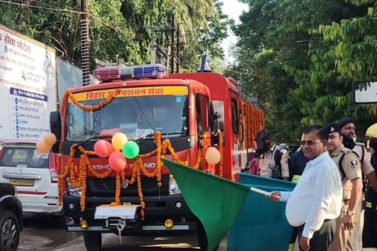 फायर फोम टेंडर वाहन का लोकार्पण, डीएम ने हरी झंडी दिखाकर किया रवाना