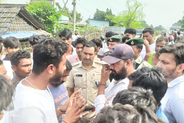घुटने भर पानी और खोखले आश्वासन, आक्रोशित ग्रामीणों ने स्टेट हाईवे 77 को किया ब्लॉक