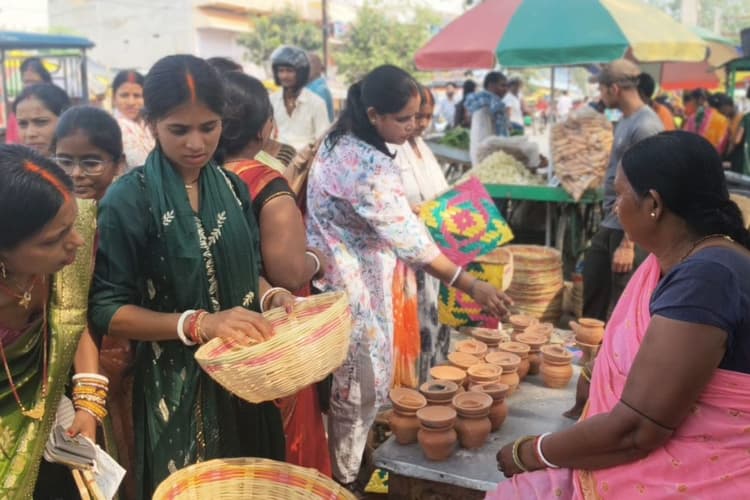 शेखपुरा में बट सावित्री पूजा की तैयारी को लेकर बाजारों में उमड़ी महिलाओं की भीड़