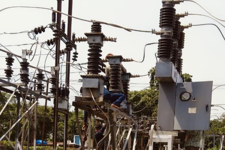 कदवा में 20 घंटे बिजली गुल रहने से हाहाकार, सोनैली PSS में मरम्मत के बाद भी लो-वोल्टेज की आफत; उपभोक्ताओं ने दी आंदोलन की चेतावनी