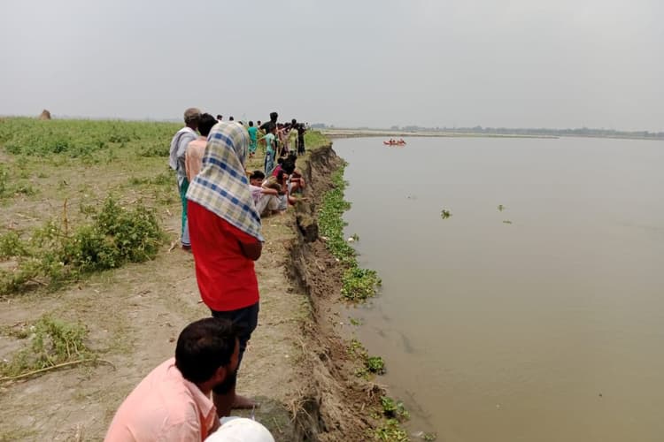 महानंदा नदी में डूबे 3 मासूमों का 48 घंटे बाद भी सुराग नहीं, अपनों की आस में टकटकी लगाए बैठे परिजन