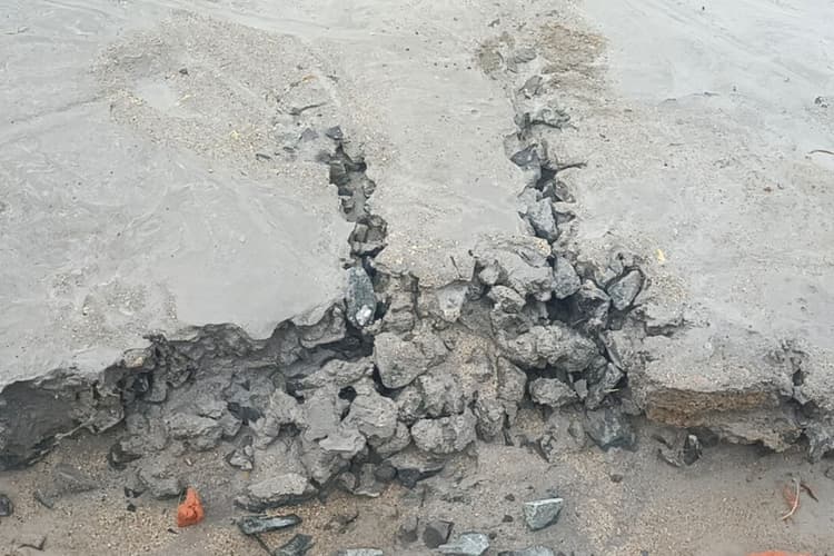 भ्रष्टाचार की भेंट चढ़ी मुख्यमंत्री ग्रामीण सड़क, बनने के 24 घंटे के भीतर ही उखड़ने लगी गिट्टियां