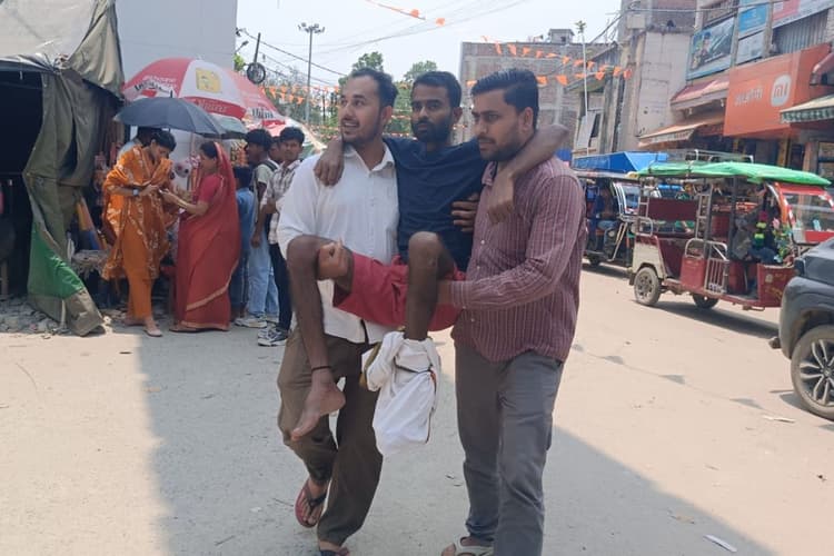 नेपाल संसद में बजट भाषण को लेकर भारतीय वाहनों के प्रवेश पर लगी रोक, जोगबनी बॉर्डर पर अफरा-तफरी, गोद में मरीज ले जाने को मजबूर परिजन