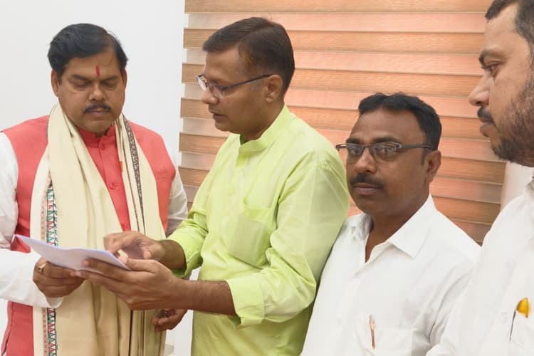 बिहार के लाखों शिक्षकों की मांगों को लेकर शिक्षा मंत्री से मिले आनंद कौशल.
