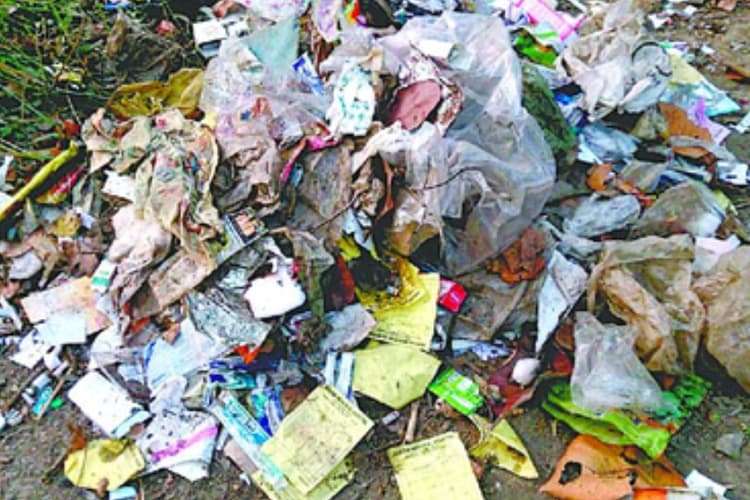 खुले में डंप किया जा रहा कचरा, गांव में संक्रमण की आशंका
