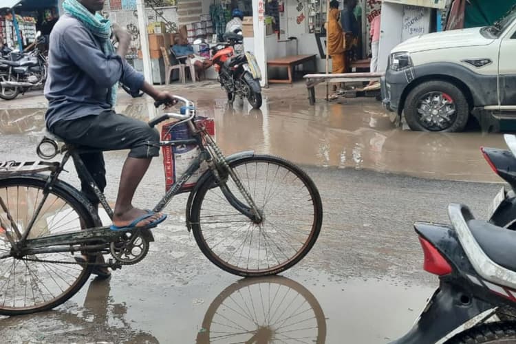 कदवा के मुख्य कुम्हड़ी बाजार में जलजमाव से नारकीय स्थिति, कीचड़ से फिसलीं गाड़ियां, आवाजाही ठप
