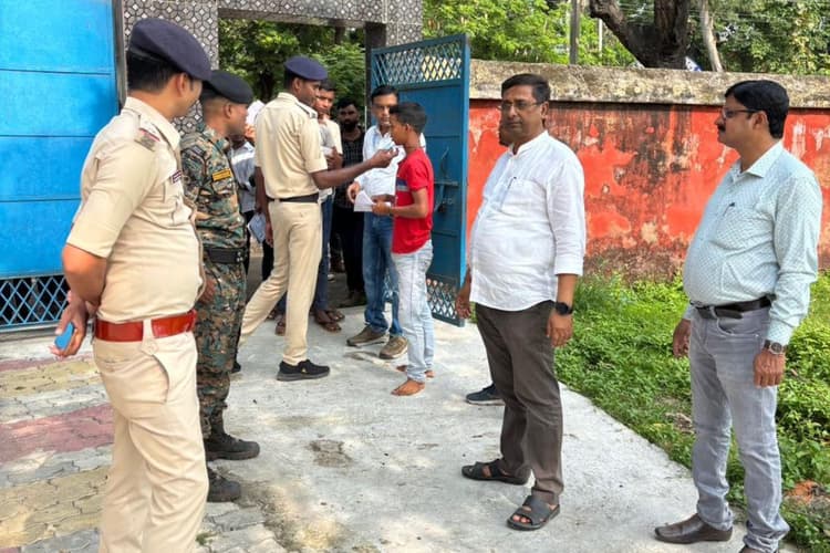 कटिहार के 19 केंद्रों पर पॉलिटेक्निक प्रवेश परीक्षा संपन्न, परीक्षा के चलते शहर की सड़कों पर लगा लंबा जाम