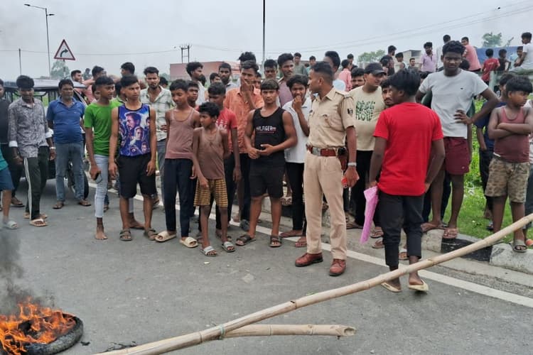 कटिहार के मनसाही में दो दिनों से बिजली गुल: भड़के उपभोक्ताओं ने एनएच 131ए को किया जाम, टायर जलाकर बिजली विभाग के खिलाफ प्रदर्शन
