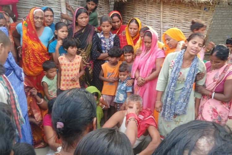 बाइक की टक्कर से महिला की मौत, सड़क पार करने के दौरान हुआ हादसा, परिजनों में मचा कोहराम