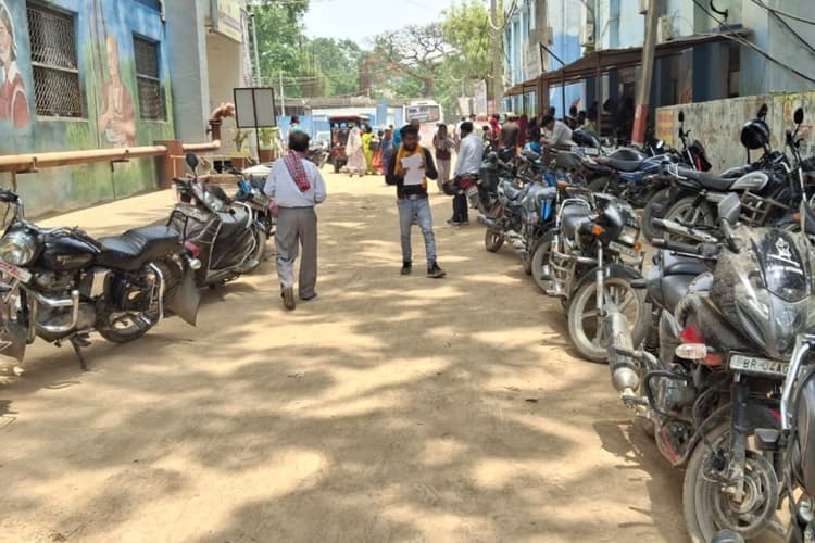 सदर अस्पताल की इमरजेंसी बनी जाम का अड्डा, एम्बुलेंस तक फंसी, गार्ड गायब होने से बढ़ी चोरी की घटनाएं