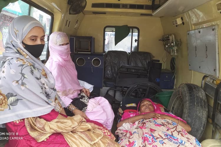 लोकतंत्र की अनोखी मिसाल: बीमार वार्ड पार्षद चुन्नी खातून एम्बुलेंस से पहुंचीं नगर परिषद, लेटकर किया मतदान