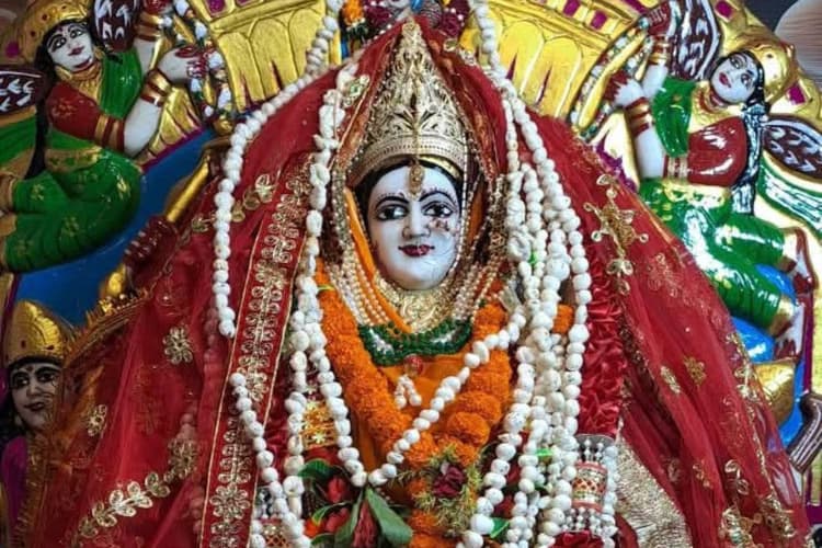 दुर्गास्थान चौक स्थित मां दुर्गा मंदिर में पूजा और आरती का समय निर्धारित, संगमरमर की प्रतिमा के दर्शन को उमड़ रही श्रद्धालुओं की भीड़
