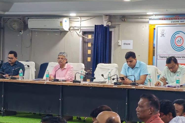 HMIS पोर्टल पर शत-प्रतिशत डेटा अपलोड करने का निर्देश, डीएम ने निजी अस्पताल संचालकों को दी सख्त हिदायत