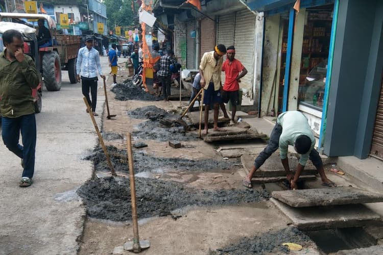 मानसून से पहले अलर्ट मोड में ठाकुरगंज नगर पंचायत; जलजमाव रोकने के लिए युद्ध स्तर पर नाला उड़ाही अभियान तेज