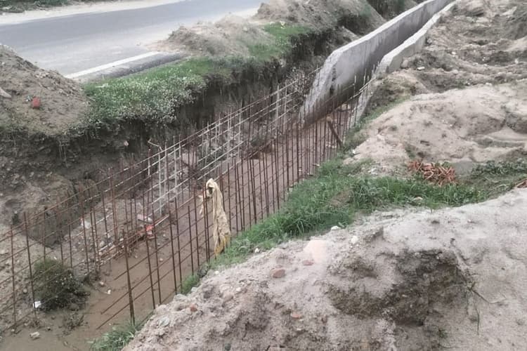 नरपतगंज में सर्विस रोड पर अधूरा छूटा नाला दे रहा हादसों को न्योता; सरिया निकलने से राहगीर परेशान, ग्रामीणों ने दी आंदोलन की चेतावनी