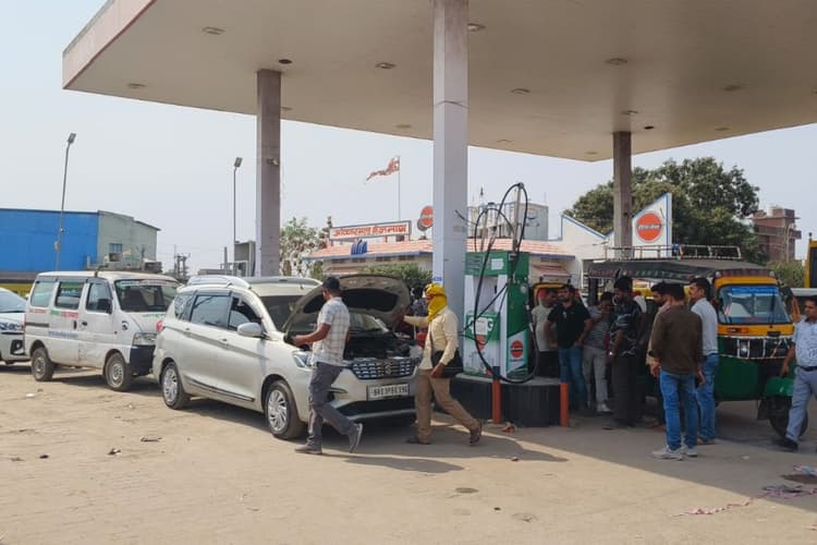 पेट्रोल-डीजल वृद्धि पर सियासी तेज : भाजपा विधायक ने अंतरराष्ट्रीय बाजार काे जिम्मा बताया तो विपक्ष ने सरकार पर निशाना साधा
