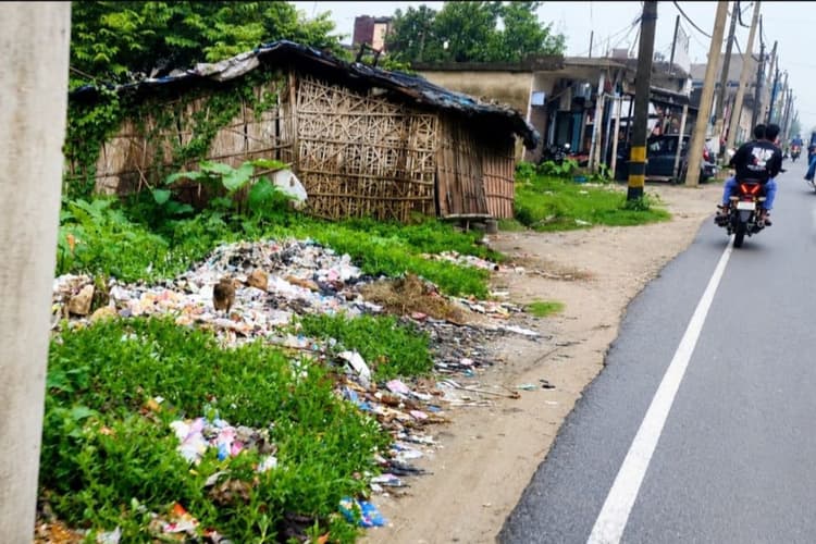 स्वास्थ्य विभाग के आदेशों को ठेंगा, पौआखाली में मुख्य सड़क किनारे फेंका जा रहा मेडिकल कचरा, मंडरा रहा महामारी का खतरा