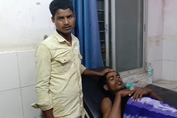 ओवरटेक करने के चक्कर में दो बाइकों की हुई सीधी भिड़ंत, दो लोग गंभीर रूप से घायल, प्राथमिक उपचार के बाद घर भेजा