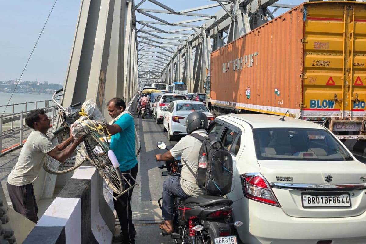 भीषण जाम से थमा सफर: महात्मा गांधी सेतु पर ट्रैफिक का कहर, पैदल चलने को मजबूर हुए लोग