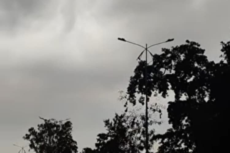 पूर्णिया में आज बाहर निकलने से पहले हो जाएं सावधान: मौसम विभाग का 'येलो अलर्ट' जारी, 60 किमी की रफ्तार से आंधी और वज्रपात की आशंका