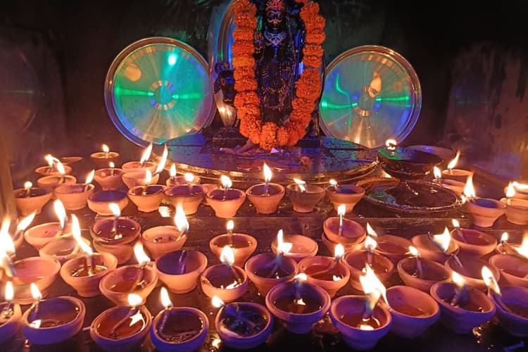 गैस मिस्त्री सुरजीत दा की 31 साल की अनूठी तपस्या: बिना चंदा मांगे अररिया में खड़ा किया भव्य शनि मंदिर, दीवारें सिखाती हैं जीवन दर्शन