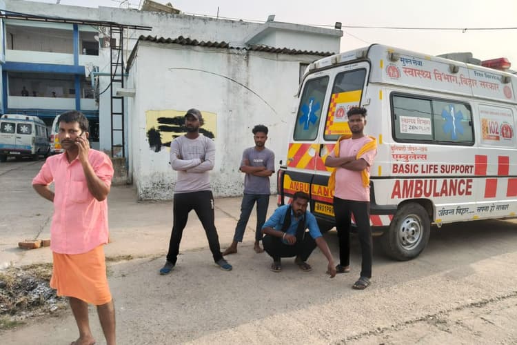 Sheikhpura News : सड़क हादसे में घायल किशोर की रास्ते में हुई मौत, सरकारी एम्बुलेंस खराब होने का लगाया आरोप