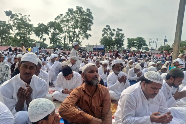फलका प्रखंड में अकीदत और शांति के साथ मनाया गया बकरीद का त्योहार; ईदगाहों में नमाज के बाद दी गई कुर्बानी, दुआओं में उठे हजारों हाथ
