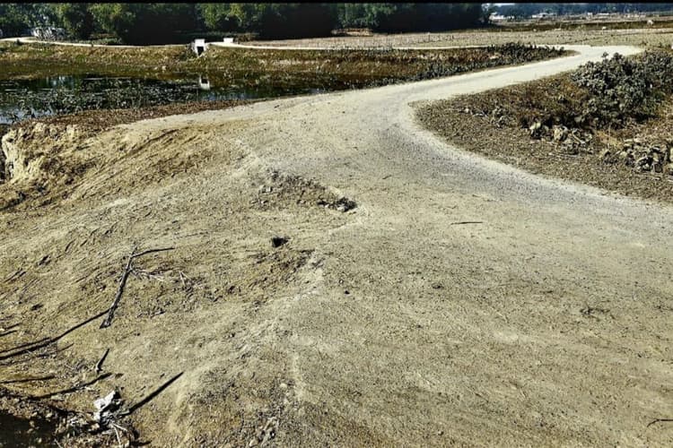 खनन में लगे ट्रैक्टरों के तांडव से ग्रामीण सड़कें बदहाल, राहगीर परेशान, विभाग मौन