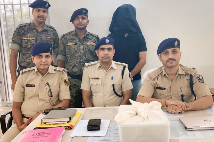 अवैध एपीआई बेचने वाले गिरोह पर पूर्णिया पुलिस का बड़ा एक्शन, यूपी के मेरठ से शातिर सौरभ गिरफ्तार; आईफोन और मैकबुक बरामद