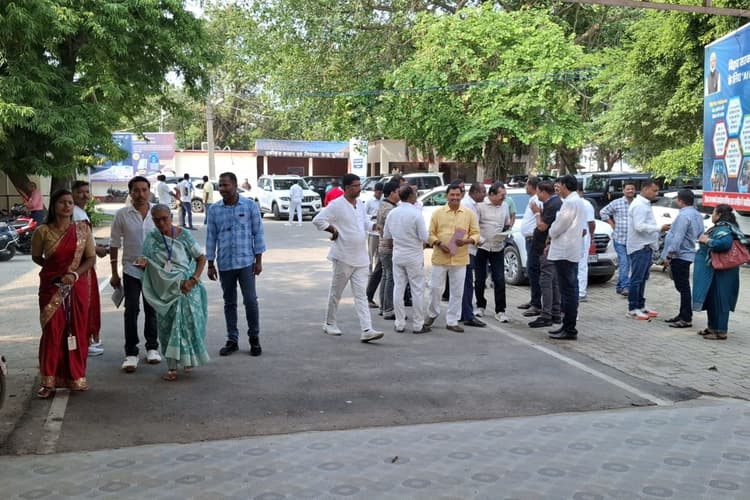 पूर्णिया नगर निगम में सशक्त स्थायी समिति के 7 सदस्यों के चुनाव की वोटिंग शुरू, 45 पार्षद पहुंचे समाहरणालय, दोपहर बाद आएगा रिजल्ट