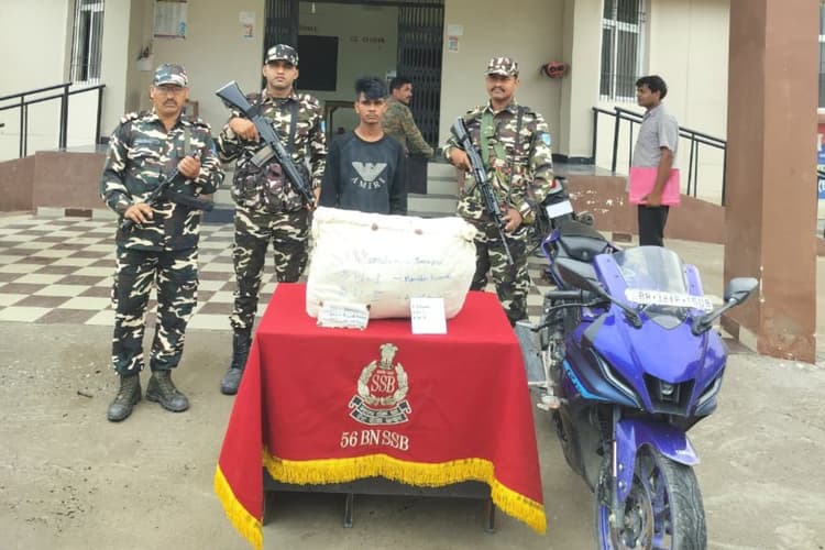 भारत-नेपाल सीमा पर एसएसबी और पुलिस की बड़ी कार्रवाई, 11 किलो गांजा के साथ नेपाली तस्कर गिरफ्तार, बाइक जब्त