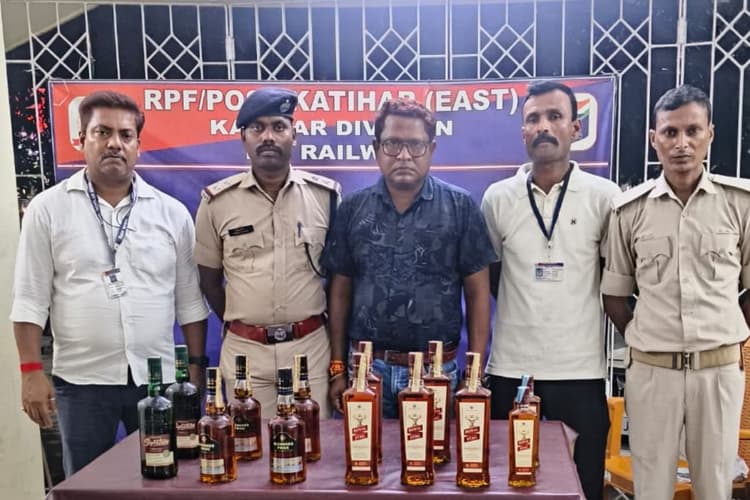 कटिहार में उत्पाद विभाग की ताबड़तोड़ छापेमारी, 78 लीटर शराब के साथ 5 तस्कर गिरफ्तार; ई-रिक्शा जब्त
